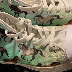 Hi top horse print high top tennis shoes like new